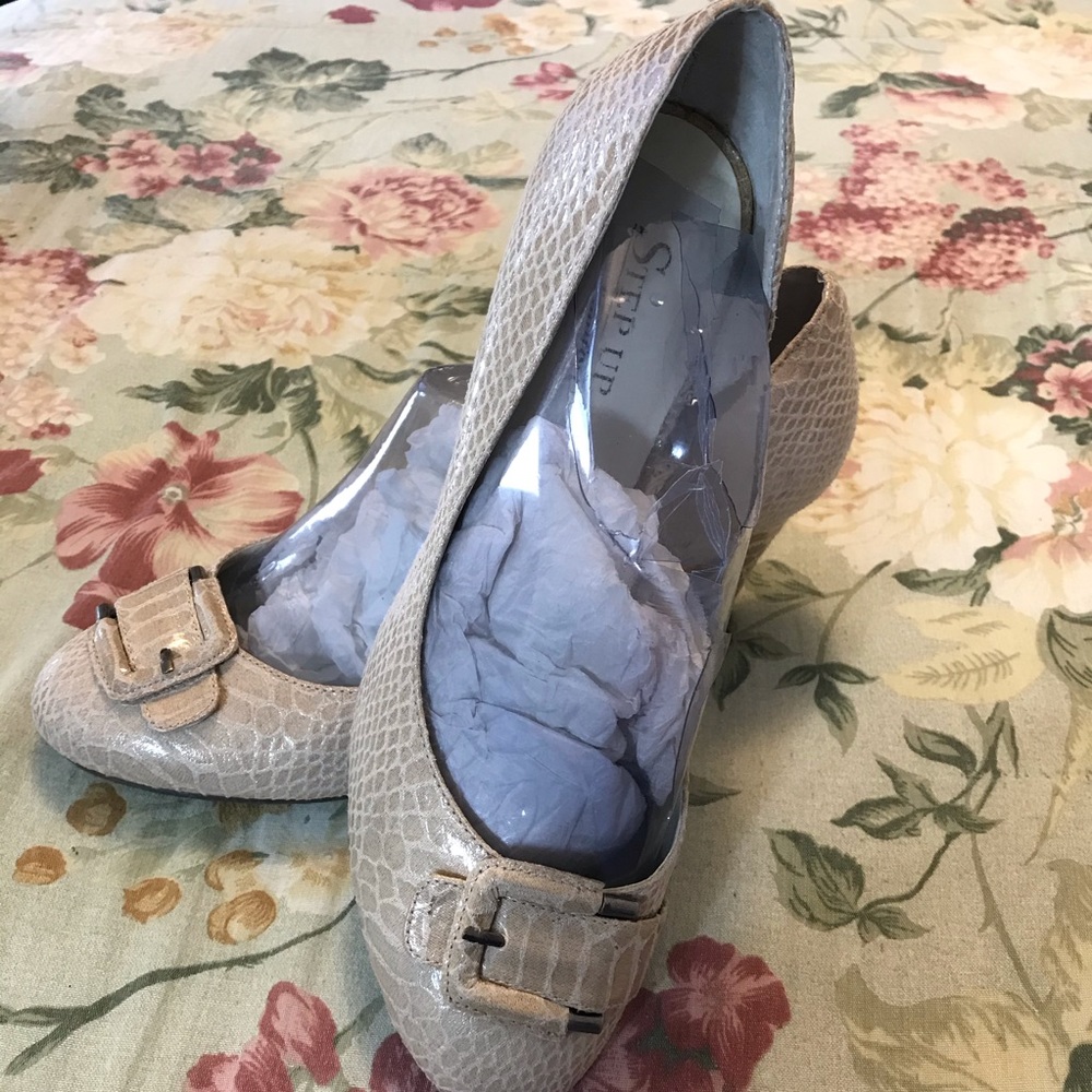 STEP UP Comfort heels with buckle toe, beige, 9M